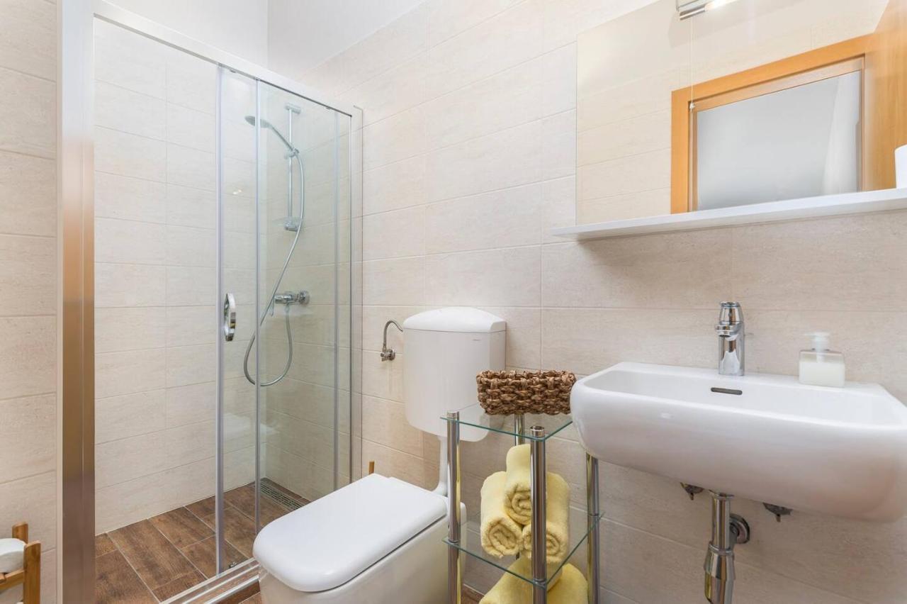 E&T Apartments With A Beautiful Pool Rabac Exterior photo